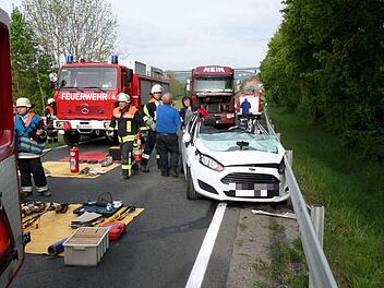 Bei Althausen kollidierte dieser Pkw miteinem Lkw. Foto: Feuerwehr