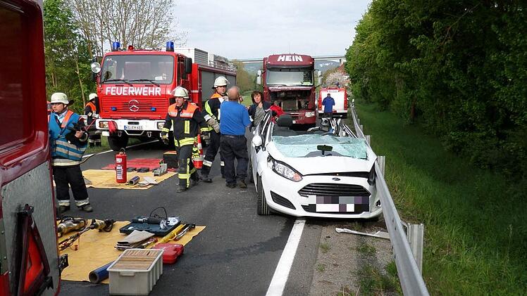 Bei Althausen kollidierte dieser Pkw miteinem Lkw. Foto: Feuerwehr