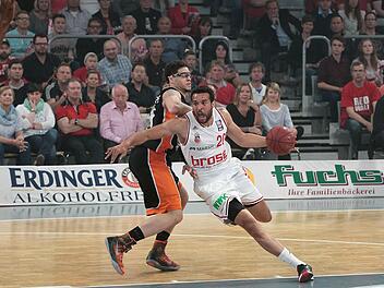 Elias Harris (mit Ball) ist nicht zu stoppen - auch nicht von Isaiah Philmore. Bambergs Power Forward verbuchte schon im ersten Viertel elf Punkte. Fotos: sportpress