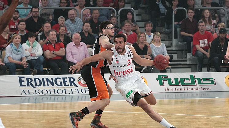 Elias Harris (mit Ball) ist nicht zu stoppen - auch nicht von Isaiah Philmore. Bambergs Power Forward verbuchte schon im ersten Viertel elf Punkte. Fotos: sportpress