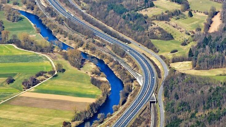 Die A 73 zwischen Breitengüßbach und Zapfendorf wird durch den Bahnausbau auf eine Fahrbahn verengt. Die Staatsstraße muss gesperrt werden. Wie kommen Pendler aus dem nördlichen Landkreis möglichst staufrei nach Bamberg und weiter in den Süden? Auf die Frage hatte die Bahn bisher keine Antwort.  Foto: Ronald Rinklef