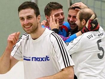 So sehen Sieger aus. Der SSV Kasendorf holte sich 2015 zum dritten Mal in Folge den Rundschau-Cup und darf den Wanderpokal nun behalten. Hier jubeln (von links) Sebastian Wirth, die Torhüter Michael Hein und Sebastian Eck sowie Daniel Grasgruber über den 4:1-Finalsieg gegen den ATS. Foto: Monika Limmer