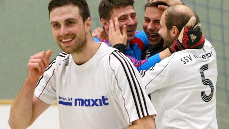 So sehen Sieger aus. Der SSV Kasendorf holte sich 2015 zum dritten Mal in Folge den Rundschau-Cup und darf den Wanderpokal nun behalten. Hier jubeln (von links) Sebastian Wirth, die Torhüter Michael Hein und Sebastian Eck sowie Daniel Grasgruber über den 4:1-Finalsieg gegen den ATS. Foto: Monika Limmer