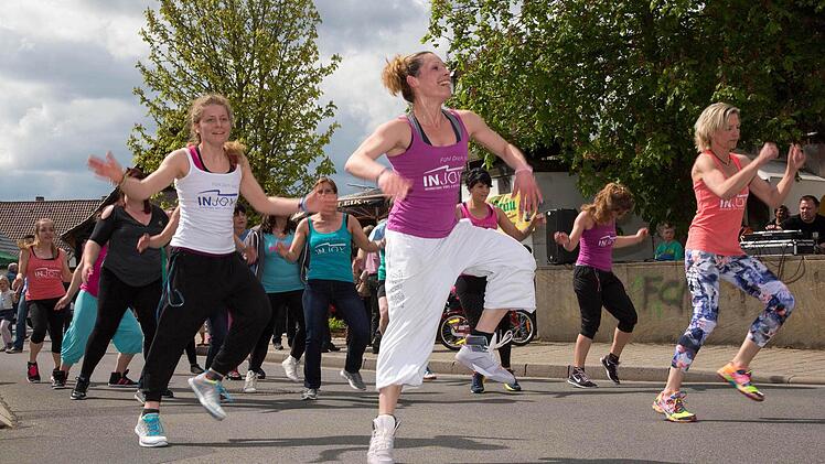 Fetzig geht's zu, wenn die Zumbagruppe von "Injoy" auf der Schlemmermeile auftritt.