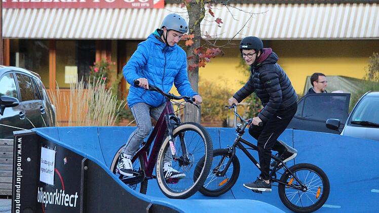 Der mobile Pumptrack begeisterte heuer im Sommer sowohl Jugendliche als auch Erwachsene. Trotz hoher Pro-Kopf-Verschuldung und Kreditaufnahmen wird daher im nächsten Jahr eine Freizeitanlage mit fest installiertem Pumptrack und Bolzplatz gebaut.  Foto: Sebastian Schmitt-Mathea/Archiv