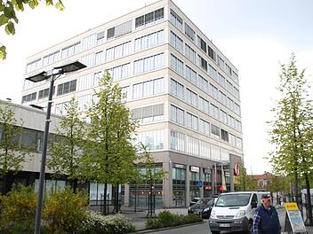 Seit 2002 wird in den obersten beiden Stockwerken des Spinnereiturms wissenschaftlich gearbeitet, unter anderem an der Erforschung von Medikamenten gegen Stoffwechsel-, Atemwegs- und Krebserkrankungen. Jetzt hat der britische Biotechkonzern LGC das Kulmbacher Labor Axolabs übernommen. Foto: Stephan Tiroch