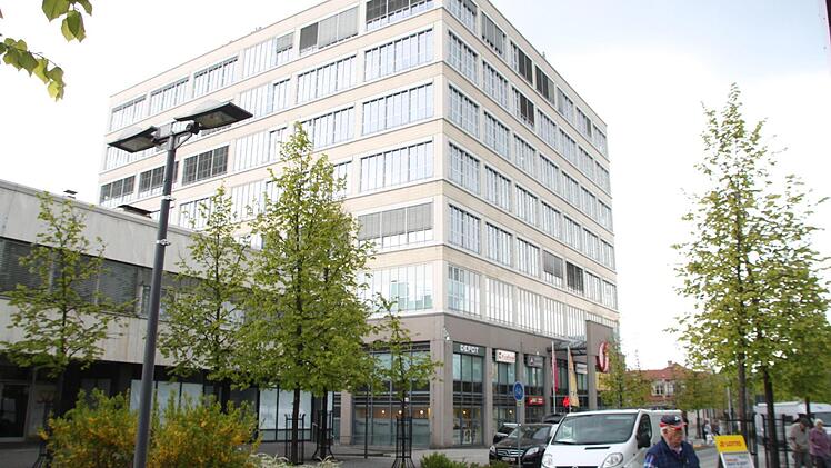 Seit 2002 wird in den obersten beiden Stockwerken des Spinnereiturms wissenschaftlich gearbeitet, unter anderem an der Erforschung von Medikamenten gegen Stoffwechsel-, Atemwegs- und Krebserkrankungen. Jetzt hat der britische Biotechkonzern LGC das Kulmbacher Labor Axolabs übernommen. Foto: Stephan Tiroch