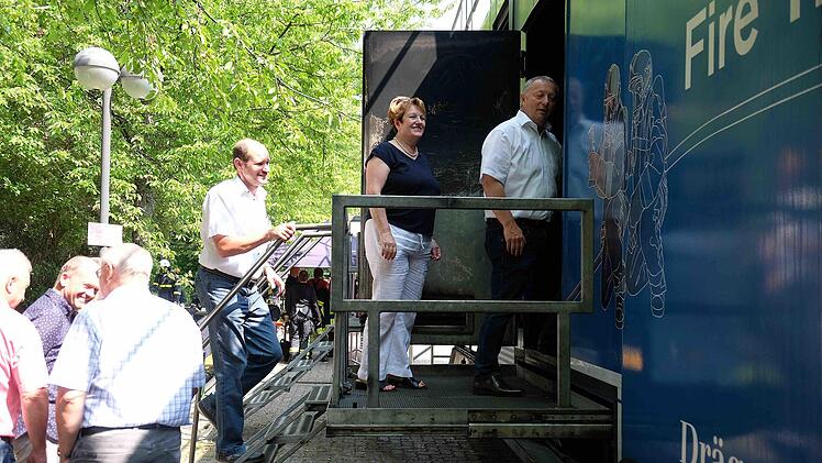 Etliche Bürgermeister aus dem Landkreis Bad Kissingen interessierten sich für eine Führung durch den Brandcontainer.Gerd Schaar