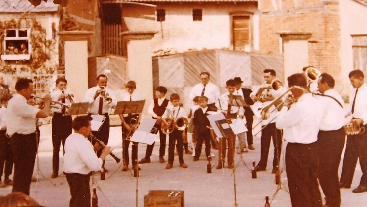 Einer der ersten Auftritte der neu gegründeten Blaskapelle im Jahr 1969. Damals noch ohne Uniform. Foto: Archiv Musikverein Fridritt