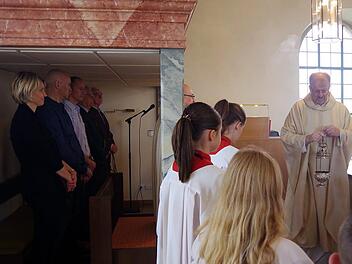 Domkapitular Thomas Teuchgräber weihte die neue Orgel. Foto: Heike Schülein