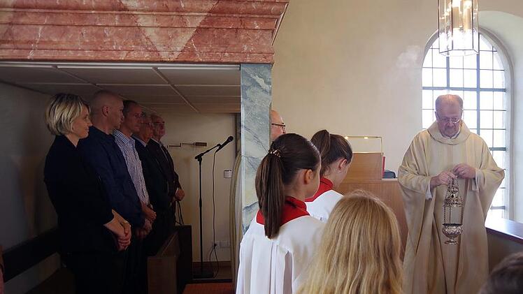 Domkapitular Thomas Teuchgräber weihte die neue Orgel. Foto: Heike Schülein