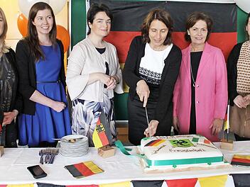 Deike Potzel schneidet im Davitt College die Partnerschaftstorte an. Links von ihr Maria Carey, die engagierte Deutschlehrerin, rechts von ihr Schulleiterin Bernie Rowland Foto: privat