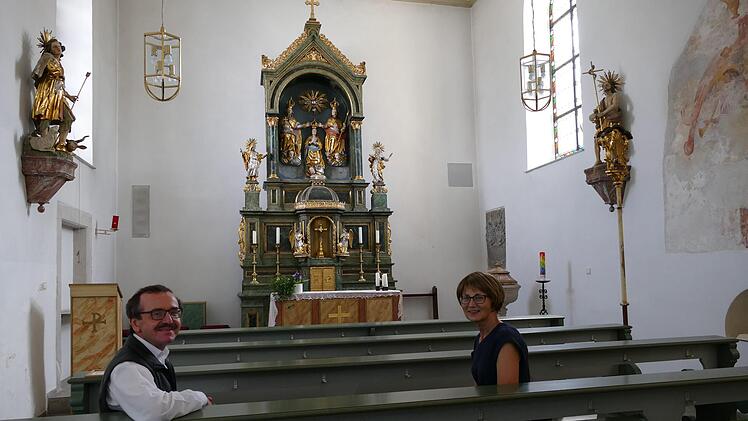 Pfarrer Walter Ries und Kirchenpflegerin Elisabeth Knauer im alten Gotteshaus, das als Werktagskirche dient. Foto: Marion Krüger-Hundrup