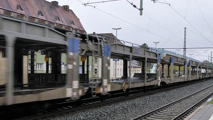Ein Güterzug durchfährt den Kronacher Bahnhof. Bei einer Notbremsung dauert es bis zu einem Kilometer, bis er zum Stehen kommt. Foto: Sandra Hackenberg