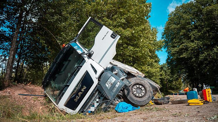 Schuttlaster kippt in Stra&szlig;engraben &ndash; Fahrer im Kreis Bayreuth schwer verletzt