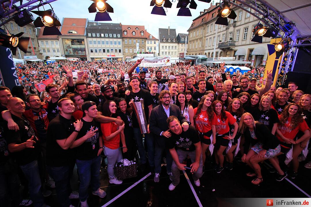 Meister-Party am Maxplatz