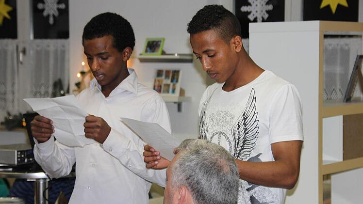 Ilja und Aron beim Vorlesen ihrer Weihnachtsgeschichte.Foto: Ralf Kestel