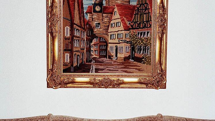 Die Momentaufnahmen von Christian Werner, die aus dem Leben von Herrn und Frau B. erzählen, bilden gleichzeitig ein Stück Wohnkultur und Lebensart der BRD ab. Fotonachweis: Christian Werner / Kunstpalais Erlangen.