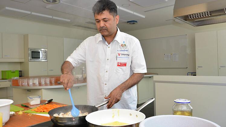 Ata Chaudhry, unter anderem Fernsehkoch bei TV Touring zauberte ein gesundes Mahl. Dabei vermittelte er den Besuchern auch zahlreiche Tricks und gab viele Tipps zur indischen Küche. Foto: Björn Hein
