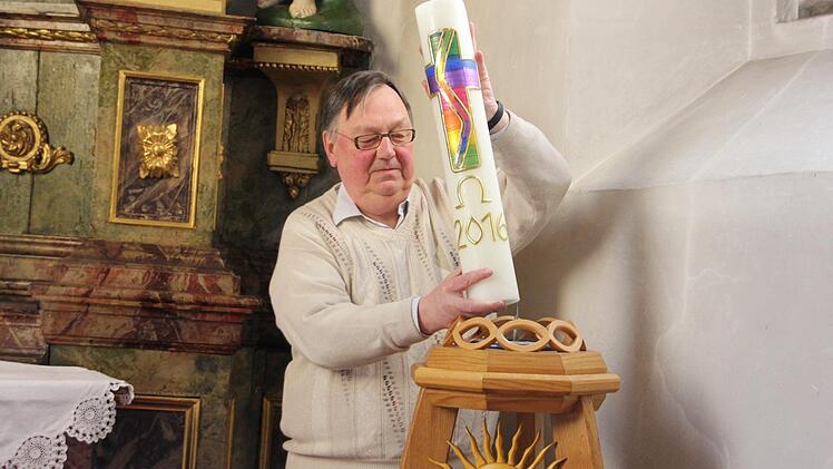 Pater Werner Pieper vom Oblatenkloster Kronach wechselt die Osterkerze des vergangenen Jahres aus. Am kommenden Sonntag wird die Osterkerze 2017 in der Klosterkirche angezündet.  Fotos: Ronald Heck