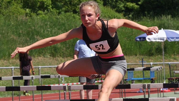 Lena Weigand vom TV/DJK Hammelburg gewann in Kitzingen die 80 Meter Hürden der W-14 und knackte im Weitsprung erstmals die Fünfmeter-Marke. Fotos: Reinhold Nürnberger