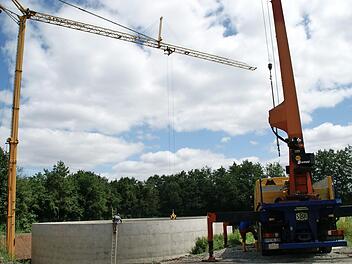 Die neuen Stahlbeton-Behälter in Prölsdorf sind fertig. Sie sind das Kernstück der zentralen Kläranlage für Rauhenebrach.  Foto: Sabine Weinbeer