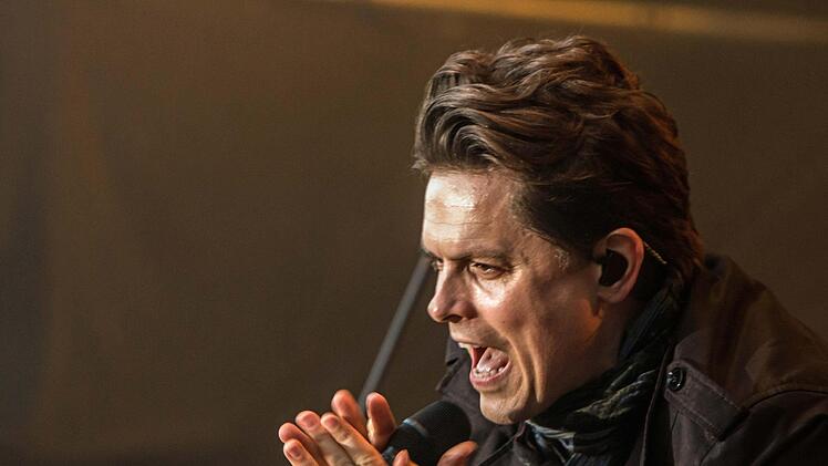 Umjubelter Auftritt: Michael Patrick Kelly fasziniert im ausverkauften Schlosshof von Tambach. Foto: Jochen Berger