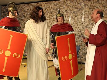 Römische Soldaten wollen Jesus festnehmen. Petrus (Hansi Homburg, rechts) will für ihn kämpfen.   Foto: Evi Seeger