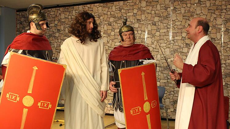 Römische Soldaten wollen Jesus festnehmen. Petrus (Hansi Homburg, rechts) will für ihn kämpfen.   Foto: Evi Seeger