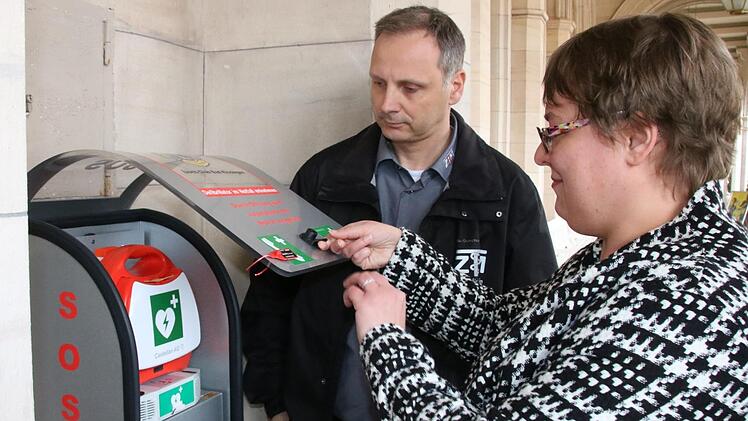 Unter Anleitung von Thomas Schreiner darf Annett Lüdecke das üben, was sonst nur im Notfall erlaubt ist und sofort zum Alarm führt: Den Defi entnehmen. Foto: Ralf Ruppert