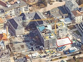 Der Freistaat will das Bauteil D, einen Keller für Technik und Müll-Lagerung, nicht mehr im Innenhof des Kurhausbades (links oben), sondern südlich des Neumann-Flügels (rote Markierung) errichten. Zu sehen sein wird von dem Bauteil aber nur ein Aufzug.Ingo Bäuerlein/Frankenair