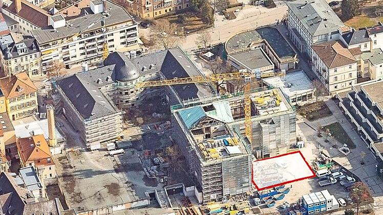 Der Freistaat will das Bauteil D, einen Keller für Technik und Müll-Lagerung, nicht mehr im Innenhof des Kurhausbades (links oben), sondern südlich des Neumann-Flügels (rote Markierung) errichten. Zu sehen sein wird von dem Bauteil aber nur ein Aufzug.Ingo Bäuerlein/Frankenair