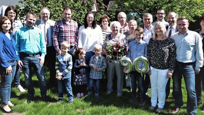 Meta Stumpf (Mitte, mit Blumen) im Kreise der Gratulanten  Foto: Werner Reißaus