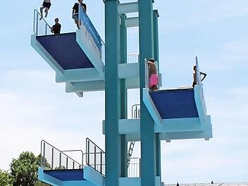 Im Coburger Freibad k&ouml;nnen Besucher aus einem, drei, f&uuml;nf, siebeneinhalb oder zehn Metern ins Wasser springen.  Foto: Cindy D&ouml;tschel