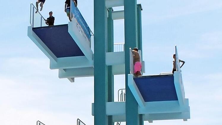 Im Coburger Freibad k&ouml;nnen Besucher aus einem, drei, f&uuml;nf, siebeneinhalb oder zehn Metern ins Wasser springen.  Foto: Cindy D&ouml;tschel