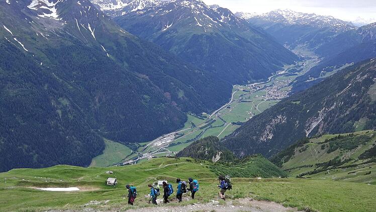Alpenüberquerung Faszination und Herausforderung - die Alpenüberquerung der Achtklässler  der Montessori-Schule Rhön/Saale. Foto: Bernhard Dünisch