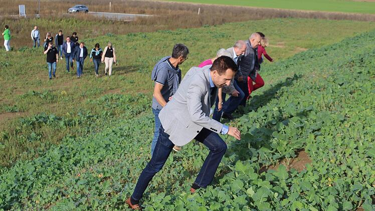 Auch Bürgermeister Andreas Hügerich hatte auf diesem Weg den Anstieg zum Geschehen zu nehmen.