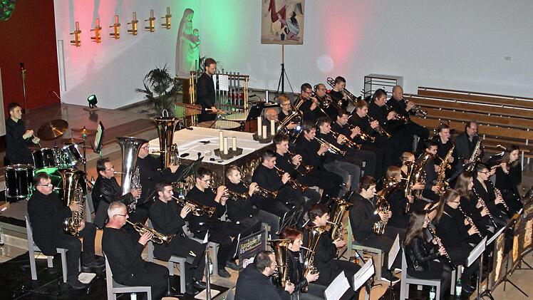 Großen Beifall bekam das Blasorchester der "Harmonie" Ebelsbach unter Leitung von Eduard Marpoder beim Adventskonzert.  Foto: gg