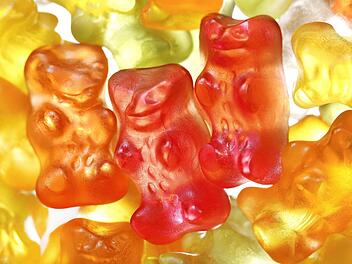 Rund 160 Millionen Goldbären verlassen Tag für Tag weltweit die Haribo-Werke - und dazu noch zahllose Tüten voller Lakritz-Schnecken und anderer Süßwaren. Jetzt feiert das Familienunternehmen sein 100-jähriges Firmenjubiläum. Foto: Martin Gerten, dpa