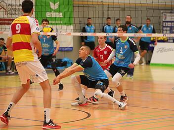 Ein sehr junges Hammelburger Team bekamen die Fans in der Saaletalhalle zu sehen. Unser Bild aus dem Spiel gegen Karlsruhe zeigt (hinten, von links) David Baden, Severin Hauke Libero Lukas Greinwald und Moritz Zeitler. Foto: Jens Feistel