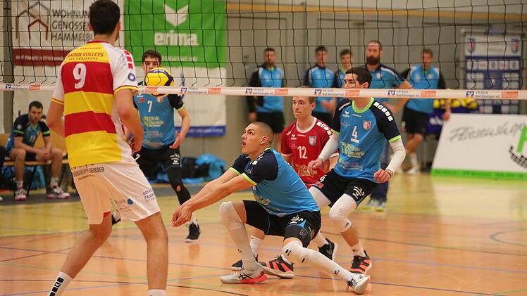 Ein sehr junges Hammelburger Team bekamen die Fans in der Saaletalhalle zu sehen. Unser Bild aus dem Spiel gegen Karlsruhe zeigt (hinten, von links) David Baden, Severin Hauke Libero Lukas Greinwald und Moritz Zeitler. Foto: Jens Feistel