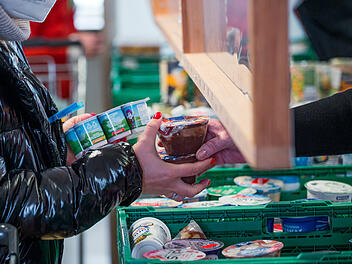 Kundin bei der Tafel