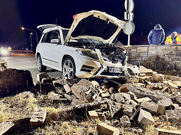 Kreis Kitzingen: Auto kracht gegen Gartenmauer - Totalschaden und ein Verletzter