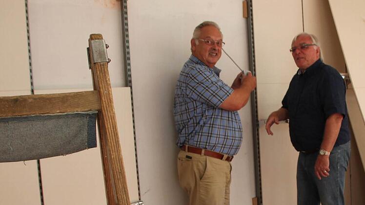 Noch ist das zukünftige Geschäft der Parfümerie eine Baustelle: Georg Roth (rechts) und Peter Knüttel besichtigen die neuen Räume. Foto: Ulrike Müller