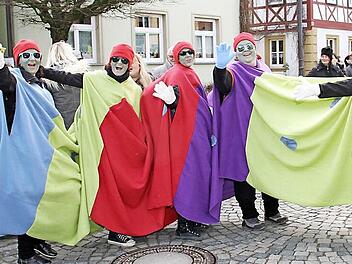 Ziemlich bunt trieben es diese Narren.  Fotos: Gerda Völk