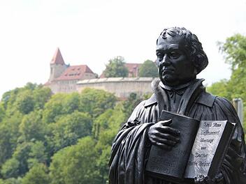 Nein, es gibt kein Lutherdenkmal bei der Veste. Die Figur des Reformators posierte dort nur fürs Foto. Foto: FT