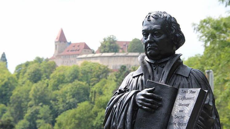 Nein, es gibt kein Lutherdenkmal bei der Veste. Die Figur des Reformators posierte dort nur fürs Foto. Foto: FT