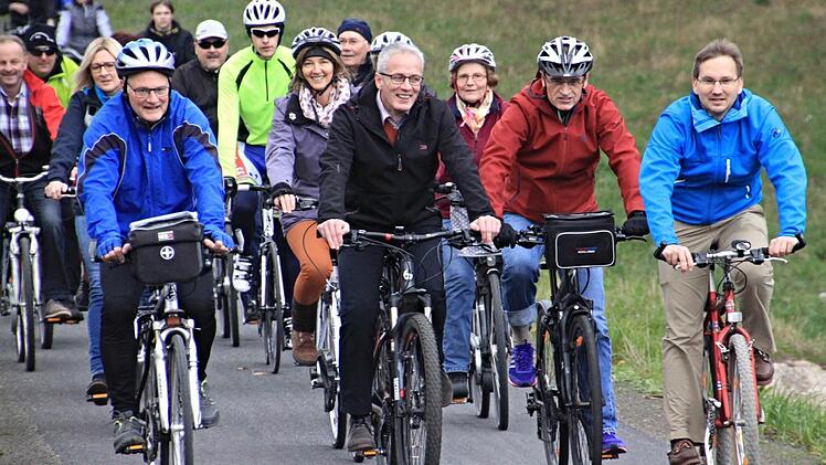 Durchweg sportlich. Die "Karawane" unterhalb des Rehberges in Richtung Maroldsweisach. Vorne von links: Bürgermeister Wolfgang Borst, Hofheim, Bürgermeister Günter Pfeiffer, Ermershausen, Landrat Wilhelm Schneider, Bürgermeister Wolfram Thein, Maroldsweisach. Hinter Günter Pfeiffer spitzt links Gemeinderätin Heidi Müller-Gärtner hervor. Foto: Helmut Will