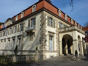 Das ehemalige Palais Pannwitz. Modezar Karl Lagerfeld ließ die Villa im Grunewald in ein Fünf-Sterne-Hotel umbauen. Viele Prominente nahmen und nehmen in dem Luxus-Domizil Quartier, darunter die Rolling Stones, Paul McCartney, US-Präsident George Bush oder die deutsche Fußballnationalmannschaft. Romy Schneider heiratete in dem Haus gleich zweimal. Schlosshotel Grunewald