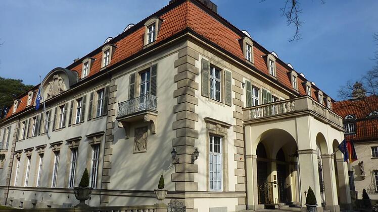 Das ehemalige Palais Pannwitz. Modezar Karl Lagerfeld ließ die Villa im Grunewald in ein Fünf-Sterne-Hotel umbauen. Viele Prominente nahmen und nehmen in dem Luxus-Domizil Quartier, darunter die Rolling Stones, Paul McCartney, US-Präsident George Bush oder die deutsche Fußballnationalmannschaft. Romy Schneider heiratete in dem Haus gleich zweimal. Schlosshotel Grunewald